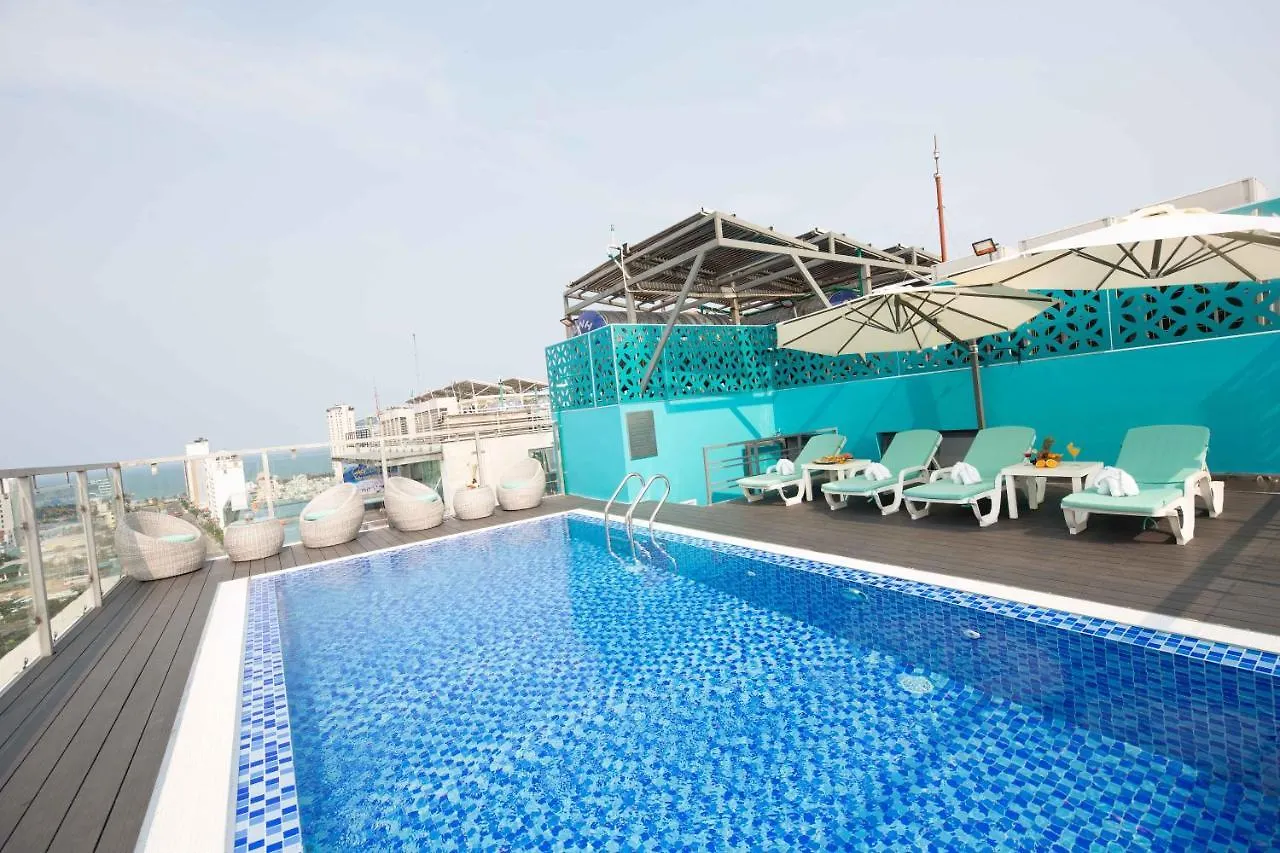 Calix Hotel Da Nang Beach 4*,